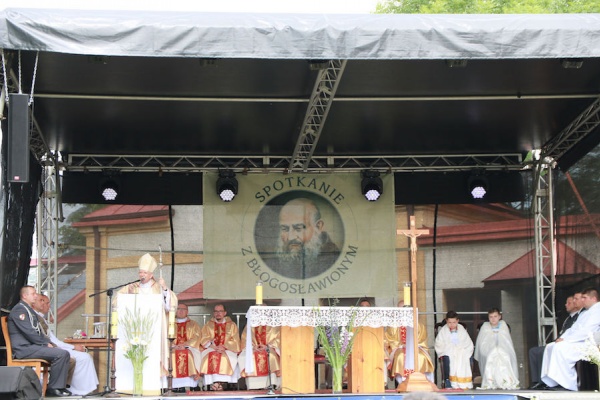 arcybiskup jędraszewski w nowym mieście nad pilicą